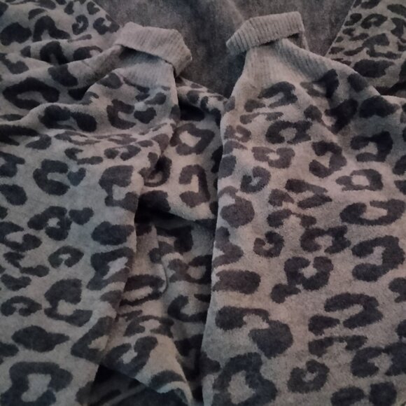 Barefoot Dreams Cozy Chic Ultra Light wrap with sleeves. - Picture 2 of 3